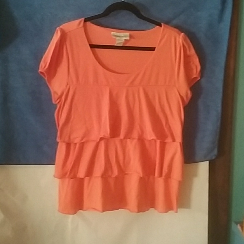 Top with ruffles and short-sleeves